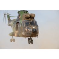 Un hélicoptère Puma SA-330B du 5e régiment d'hélicoptères de combat (RHC) décolle après son ravitaillement en caburant sur  l'axe Berliet, au Niger.