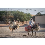 Des enfants conduisent leurs ânes dans les rues de Faya-Largeau, au Tchad.