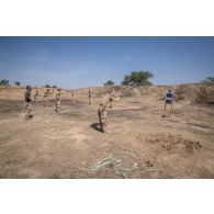 Des instructeurs du 1er régiment de chasseurs (RCh) réalisent une démonstration de tir pour une instruction sur le tir au combat (ISCT) à Loumia, au Tchad.