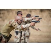 Des instructeurs du 1er régiment de chasseurs (RCh) réalisent une démonstration de tir pour une instruction sur le tir au combat (ISCT) à Loumia, au Tchad.