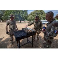 Des instructeurs du 1er régiment de chasseurs (RCh) préparent le barbecue pour la visite de leur chef de corps à Loumia, au Tchad.