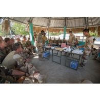Des instructeurs du 1er régiment de chasseurs (RCh) partagent un moment convivial autour d'un barbecue pour la visite du colonel Hervé Boüault à Loumia, au Tchad.