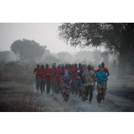 Des instructeurs du 1er régiment de chasseurs (RCh) emmènent leurs stagiaires pour un footing autour du camp de Loumia, au Tchad.