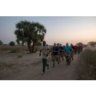 Des instructeurs du 1er régiment de chasseurs (RCh) emmènent leurs stagiaires pour un footing autour du camp de Loumia, au Tchad.