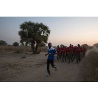 Des élèves officiers tchadiens font leur footing matinal autour du camp de Loumia, au Tchad.