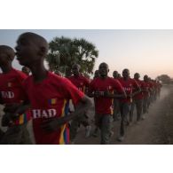 Des élèves officiers tchadiens font leur footing matinal autour du camp de Loumia, au Tchad.