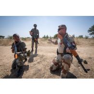 Un instructeur du 1er régiment de chasseurs (RCh) encadre un atelier sur les missions du binôme auprès d'élèves officiers tchadiens à Loumia, au Tchad.