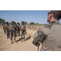 Un instructeur du 1er régiment de chasseurs (RCh) encadre un atelier sur les missions du binôme auprès d'élèves officiers tchadiens à Loumia, au Tchad.