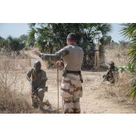 Des élèves officiers tchadiens se déplacent en binôme sous la supervision d'un instructeur du 1er régiment de chasseurs (RCh) à Loumia, au Tchad.