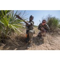 Un élève officier tchadien se déplace en binôme sous la supervision d'un instructeur du 1er régiment de chasseurs (RCh) à Loumia, au Tchad.