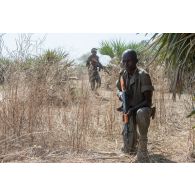 Des élèves officiers tchadiens se déplacent en binôme à Loumia, au Tchad.