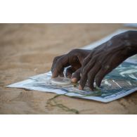Un élève officier tchadien réalise un azimut au moyen d'une boussole à Loumia, au Tchad.