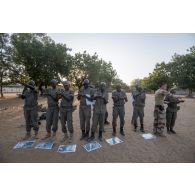 Un instructeur du 1er régiment de chasseurs (RCh) encadre une instruction sur la topographie auprès d'élèves officiers tchadiens à Loumia, au Tchad.