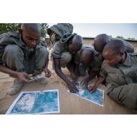 Des élèves officiers tchadiens réalisent un azimut au moyen d'une boussole à Loumia, au Tchad.