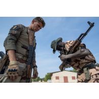 Un instructeur du 1er régiment de chasseurs (RCh) encadre une instruction sur le tir au combat auprès d'élèves officiers tchadiens à Loumia, au Tchad.