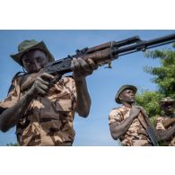 Des élèves officiers tchadiens manipulent leur fusil AKM pour une instruction sur le tir au combat à Loumia, au Tchad.