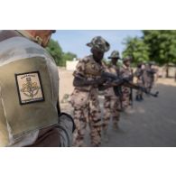 Un instructeur du 1er régiment de chasseurs (RCh) encadre une instruction sur le tir au combat auprès d'élèves officiers tchadiens à Loumia, au Tchad.