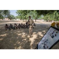 Un instructeur du 3e régiment du génie (RG) encadre des élèves officiers tchadiens pour une instruction de déminage à Loumia, au Tchad.