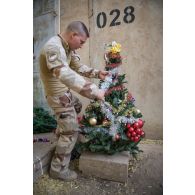 Le caporal-chef Gérard du régiment de soutien du combattant (RSC) confectionne le sapin de Noël des troupes à N'Djamena, au Tchad.
