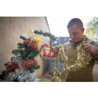 Le caporal-chef Gérard du régiment de soutien du combattant (RSC) confectionne le sapin de Noël des troupes à N'Djamena, au Tchad.
