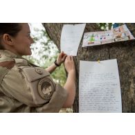 Un soldat décore le foyer avec le courrier qui a été envoyé aux troupes à N'Djamena, au Tchad.