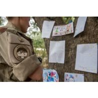Un soldat décore le foyer avec le courrier qui a été envoyé aux troupes à N'Djamena, au Tchad.