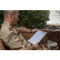 Un soldat lit une lettre qui a été envoyée aux troupes à N'Djamena, au Tchad.