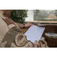 Un soldat lit une lettre qui a été envoyée aux troupes à N'Djamena, au Tchad.