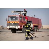Intervention des pompiers de l'Air au moyen d'un fourgon pompe tonne Renault G230 sur la base aérienne de N'Djamena, au Tchad.
