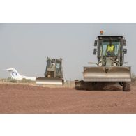 Des niveleuses du 25e régiment du génie de l'Air (RGA) terrassent le terrain autour de la base aérienne de N'Djamena, au Tchad.