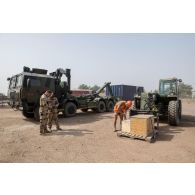 Des logisticiens chargent des caisses de matériel au moyen d'un chariot Manitou en zone logistique de la base aérienne de N'Djamena, au Tchad.