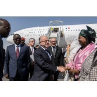 Le Premier ministre Bernard Cazeneuve est accueilli par les autorités locales aux côtés de son homologue tchadien Albert Pahimi Padake à sa descente d'avion à N'Djamena, au Tchad.