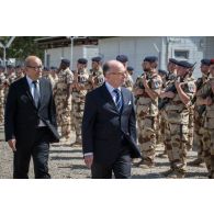 Le Premier ministre Bernard Cazeneuve passe les troupes en revue aux côtés du ministre de la Défense Jean-Yves Le Drian à N'Djamena, au Tchad.