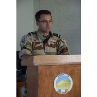 Le premier maître Marc intervient pour un point de situation météo lors d'une réunion de commandement au centre opérationnel de N'Djamena, au Tchad.
