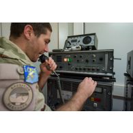 Le sergent-chef Rodolphe, chef de station, communique par radio à bande latérale unique (BLU) à Niamey, au Niger.