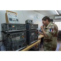 Le sergent-chef Rodolphe, chef de station, communique par radio à bande latérale unique (BLU) à Niamey, au Niger.