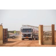Arrivée d'un camion semi-remorque de l'entreprise Total sur le site d'exploitation du Service des essences des armées (SEA) à Niamey, au Niger.