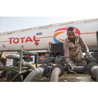 Le brigadier-chef Julien, conducteur-ravitailleur, prépare une pompe pour le transfert du carburant livré par l'entreprise Total sur le site d'exploitation du Service des essences des armées (SEA) à Niamey, au Niger.