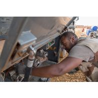 Le brigadier-chef Julien, conducteur-ravitailleur, prépare une pompe pour le transfert du carburant livré par l'entreprise Total sur le site d'exploitation du Service des essences des armées (SEA) à Niamey, au Niger.