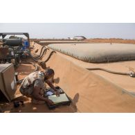 Le brigadier-chef Julien, conducteur-ravitailleur, analyse le carburant livré par l'entreprise Total sur le site d'exploitation du Service des essences des armées (SEA) à Niamey, au Niger.