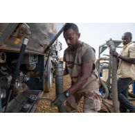 Le brigadier-chef Julien, conducteur-ravitailleur, raccorde une pompe pour le transfert du carburant livré par l'entreprise Total sur le site d'exploitation du Service des essences des armées (SEA) à Niamey, au Niger.