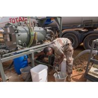 Le brigadier-chef Julien, conducteur-ravitailleur, supervise le transfert de carburant livré par l'entreprise Total sur le site d'exploitation du Service des essences des armées (SEA) à Niamey, au Niger.