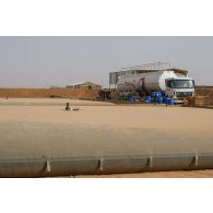 Transfert de carburant livré par l'entreprise Total dans des bacs souples sur le site d'exploitation du Service des essences des armées (SEA) à Niamey, au Niger.