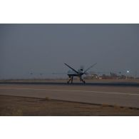 Atterrissage d'un drone General Atomics MQ-9 Reaper à la tombée de la nuit à Niamey, au Niger.