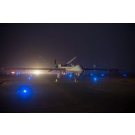 Un drone General Atomics MQ-9 Reaper stationne au parking à la tombée de la nuit à Niamey, au Niger.