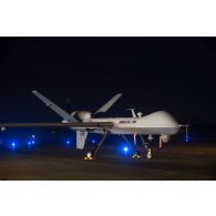 Un drone General Atomics MQ-9 Reaper stationne au parking à la tombée de la nuit à Niamey, au Niger.