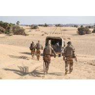 Des soldats disposent des plaques PSP pour le désensablement d'un véhicule léger de reconnaissance et d'appui (VLRA) de moyen d'élongation pour les communications HF interarmées et Otan en réseau (MELCHIOR) sur l'axe Berliet, au Niger.