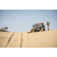 Des guideur aériens tactiques avancés (GATA) désensablent leur véhicules Peugeot P4 sur l'axe Berliet, au Niger.