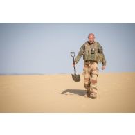 Un chef de groupe du 1er régiment de chasseurs (RCh) récupère une pelle pour le désensablement de son véhicule sur l'axe Berliet, au Niger.