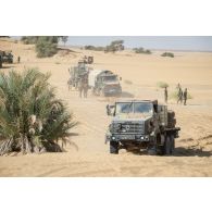 Un camion GBC-180 tente de franchir une dune de sable sur l'axe Berliet, au Niger.